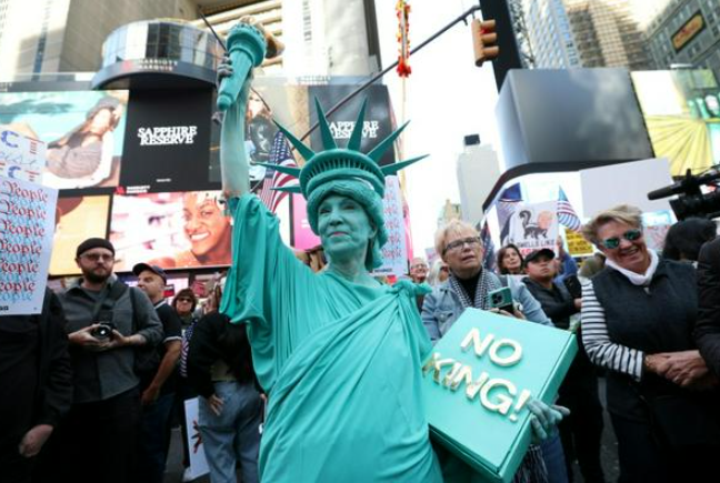 Một người mặc trang phục Tượng Nữ thần Tự do tham gia cuộc biểu tình 'No Kings' ở New York