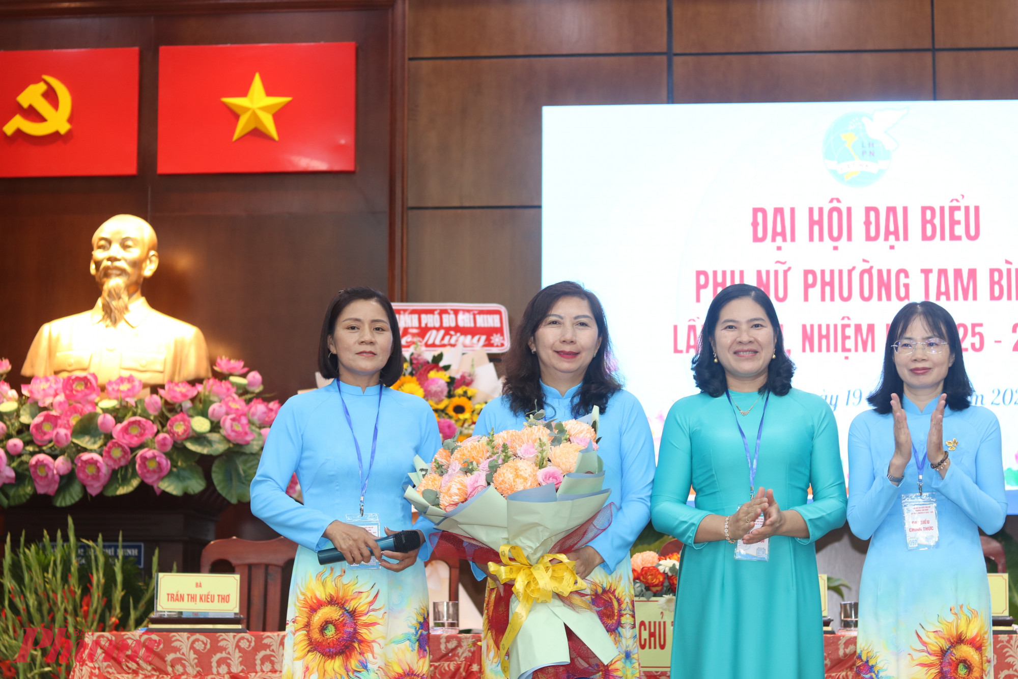 Bà Thái Mỹ Diện – Phó bí thư thường trực Đảng ủy phường Tam Bình (thứ 2, từ phải qua) trao hoa chúc mừng bà Nguyễn Thị Thanh Tuyền (thứ 2, từ trái qua) và các đại biểu được chỉ định dự Đại hội đại biểu Phụ nữ TPHCM lần thứ I, nhiệm kỳ 2025 – 2030 (2 đại biểu chính thức và 1 đại biểu dự khuyết)  - Ảnh: Thảo Nguyên