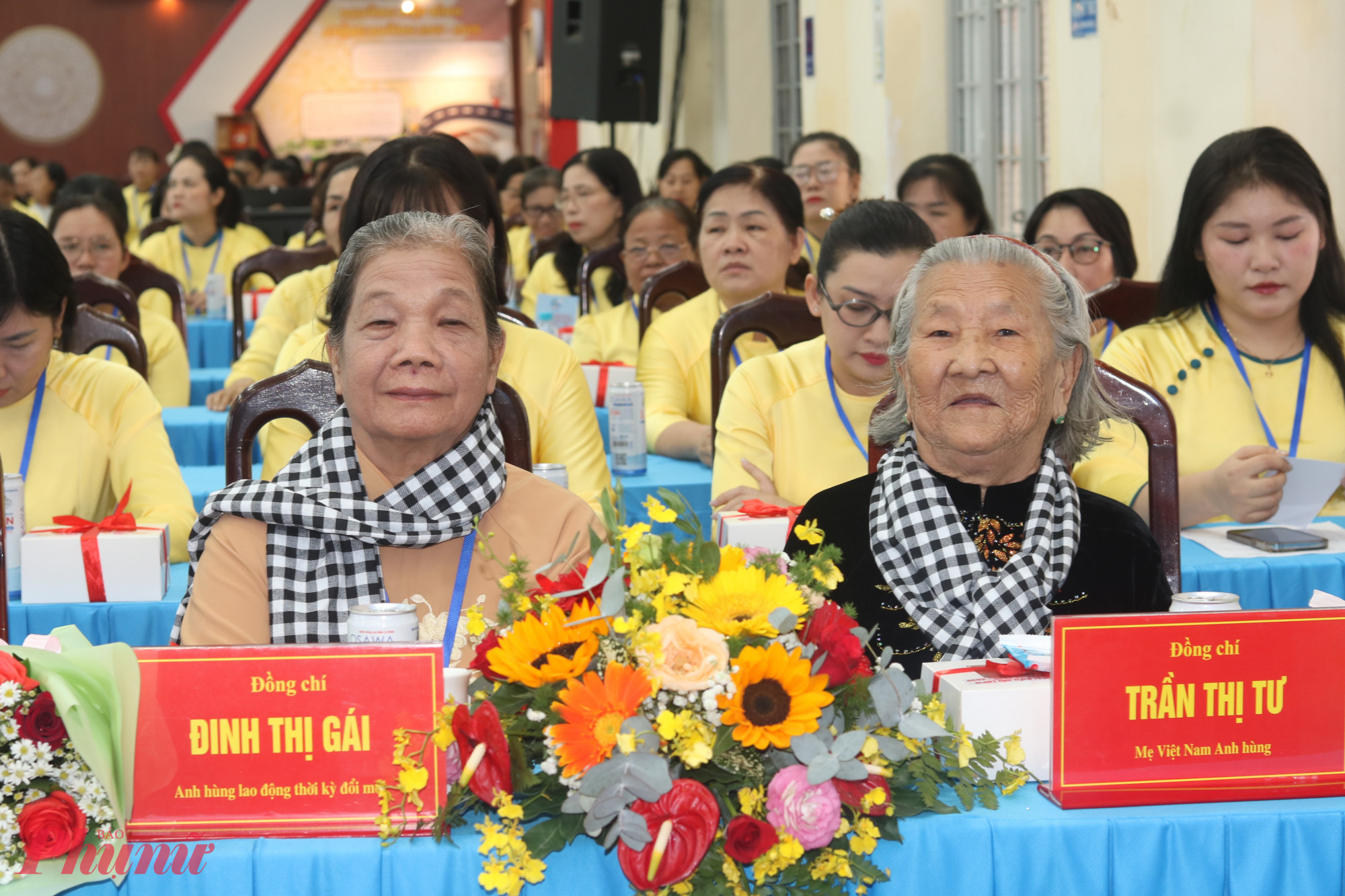 Mẹ Việt Nam anh hùng Trần Thị Tư và nữ Anh hùng lao động thời kỳ đổi mới Đinh Thị Gái là đại biểu khách mời đặc biệt tại Đại hội đại biểu Phụ nữ phường Hiệp Bình lần thứ I, nhiệm kỳ 2025 – 2030 - Ảnh: Thảo Nguyên