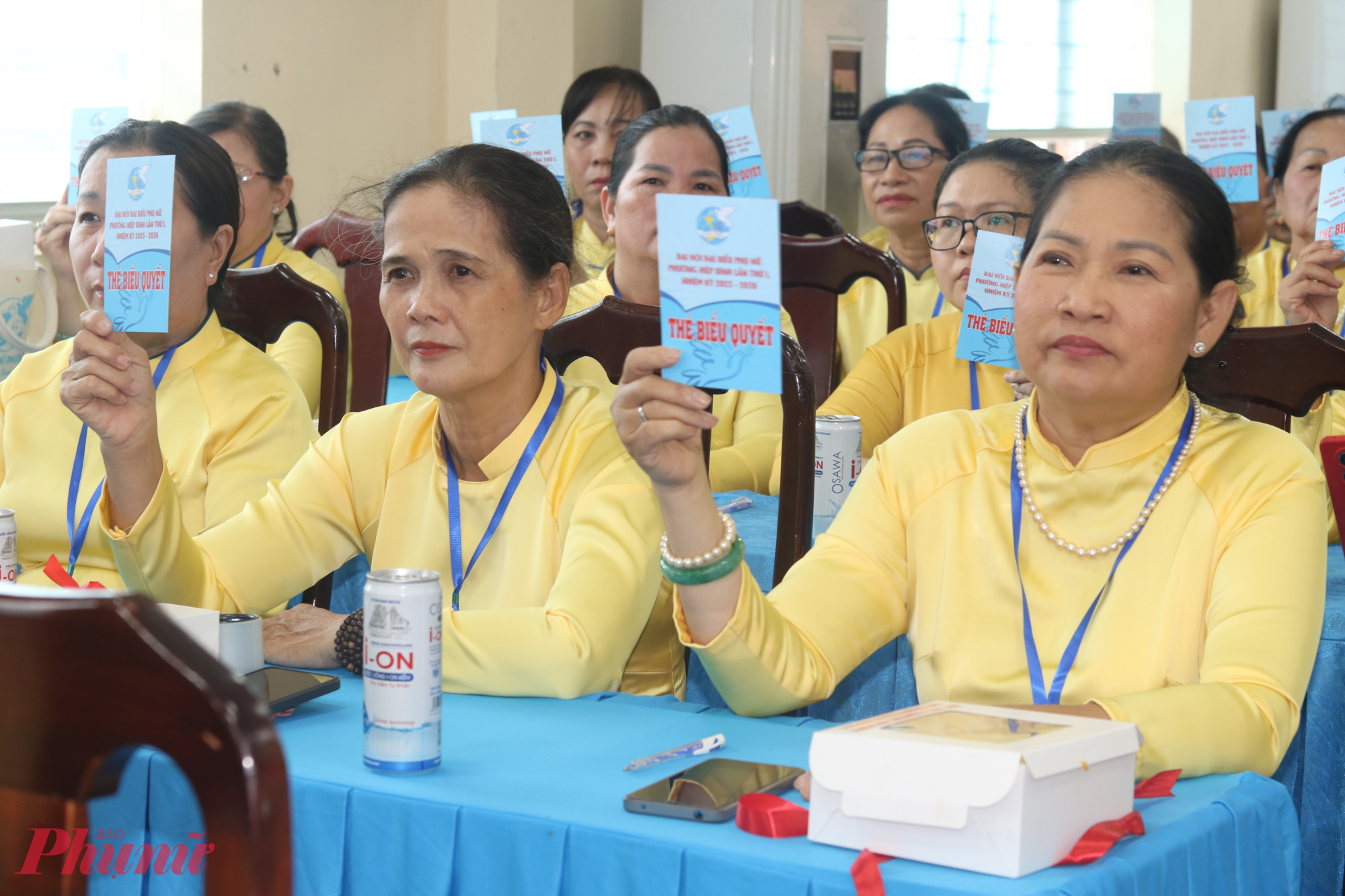 Đại biểu biểu quyết thông qua Nghị quyết Đại hội đại biểu Phụ nữ phường Hiệp Bình lần thứ I, nhiệm kỳ 2025 – 2030 - Ảnh: Thảo Nguyên 