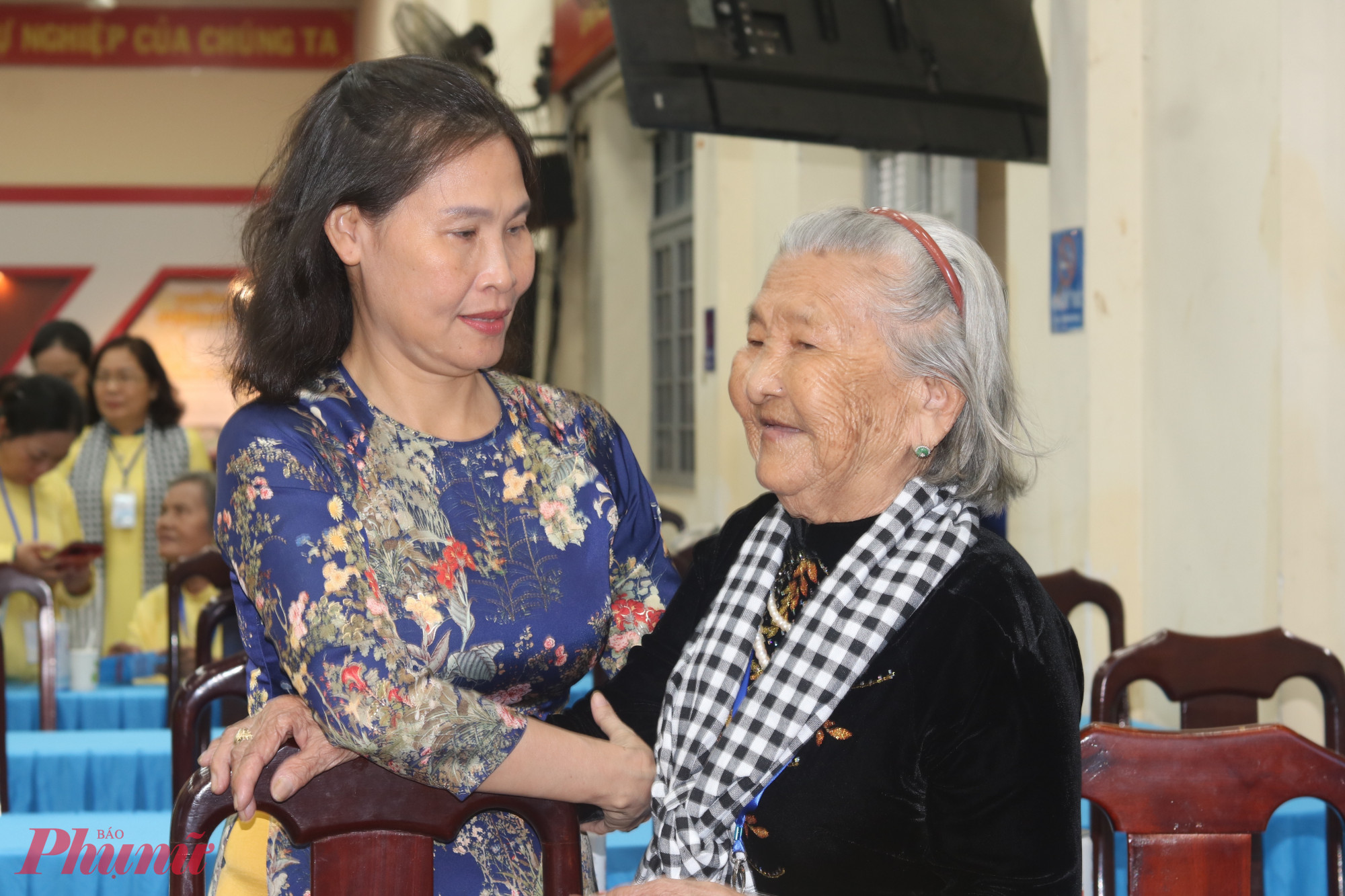 Bà Lê Thị Kim Thu – Phó chủ tịch Hội LHPN TPHCM – thăm hỏi sức khoẻ Mẹ Việt Nam anh hùng Trần Thị Tư - Ảnh: Thảo Nguyên
