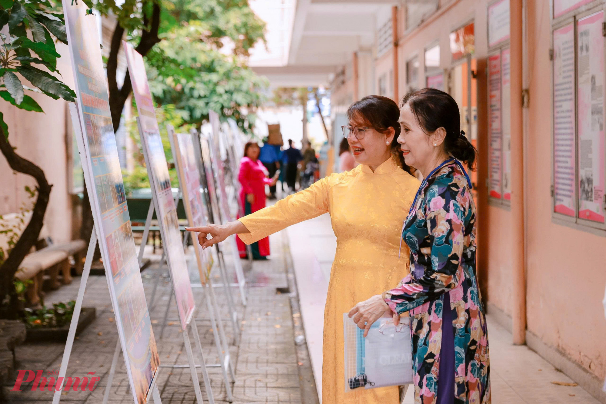 Các đại biểu tham quan khu vực triển lãm về phong trào phụ nữ phường Tân Hoà tại đại hội