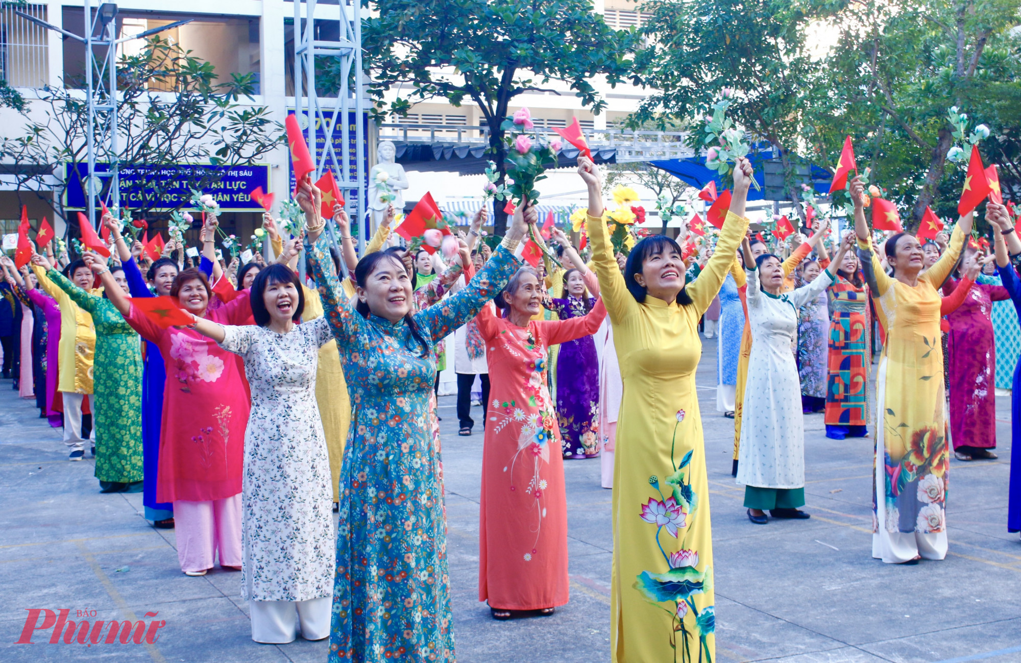 Sáng 19/10, Uỷ ban MTTQ Việt Nam và các đoàn thể chính trị - xã hội phường Gia Định (TPHCM) tổ chức chương trình đồng diễn áo dài truyền thống với chủ đề “Duyên dáng áo dài Gia Định”, tại trường THPT Võ Thị Sáu.