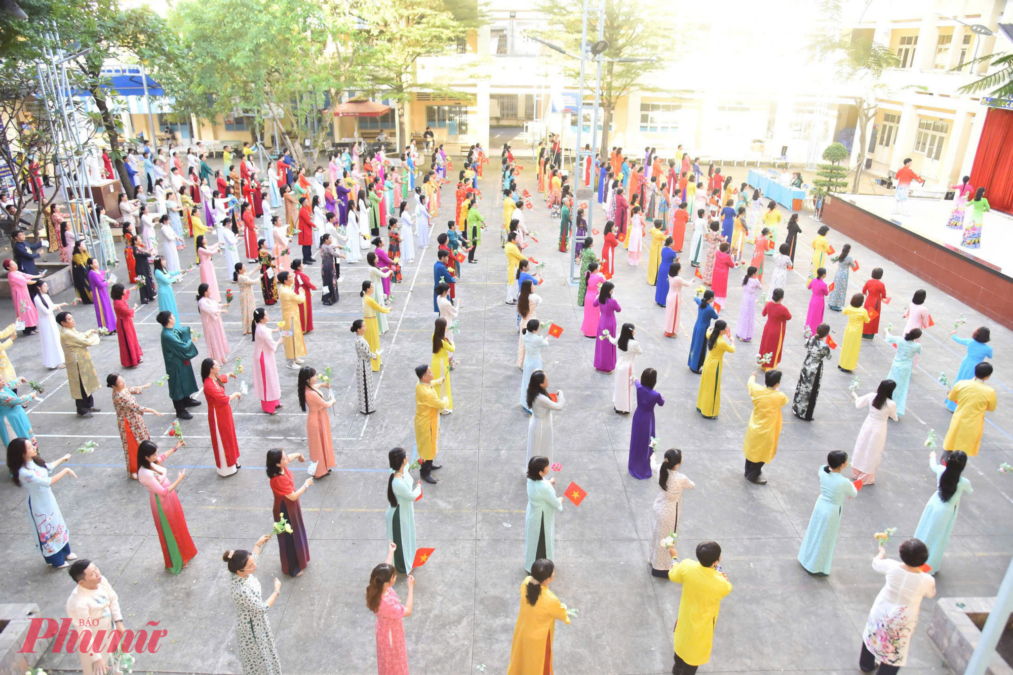 300 đại biểu đã cùng hòa mình vào màn đồng diễn trên nền nhạc bài hát “Ca vang phụ nữ Việt Nam” và “Bài ca MTTQ Việt Nam TPHCM”
