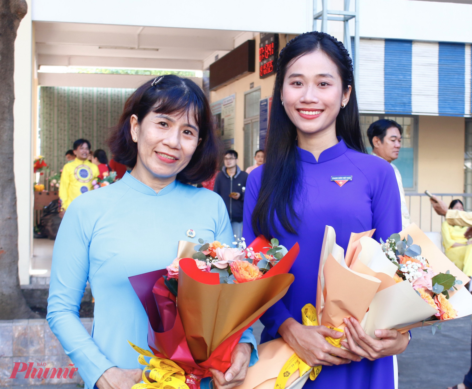 Chị Lê Phạm Thùy Linh - Giáo viên Trường Mầm non 7B, phường Gia Định (bìa trái) - chia sẻ: Bản thân chị cảm thấy rất vui và vinh dự khi được tham gia đồng diễn áo dài nhân dịp kỷ niệm Ngày Phụ nữ Việt Nam 20/10.  Chị cho biết: Áo dài là trang phục mà bất kỳ ai cũng có thể khoác lên mình. Đặc biệt, người phụ nữ nào cũng có thể tự tin mặc, bởi nó tôn vinh nét đẹp dịu dàng, duyên dáng và chứa đựng niềm tự hào dân tộc.  Để có được phần trình diễn đẹp mắt, các thành viên đã tập luyện suốt ba buổi. Khi bước vào màn đồng diễn, ai nấy đều hào hứng, khí thế đầy tự hào. Theo chị Linh, đây là hoạt động ý nghĩa, thiết thực, giúp phụ nữ nói riêng và người dân phường Gia Định nói chung cùng nhau gìn giữ, phát huy các giá trị văn hóa truyền thống tốt đẹp của dân tộc.
