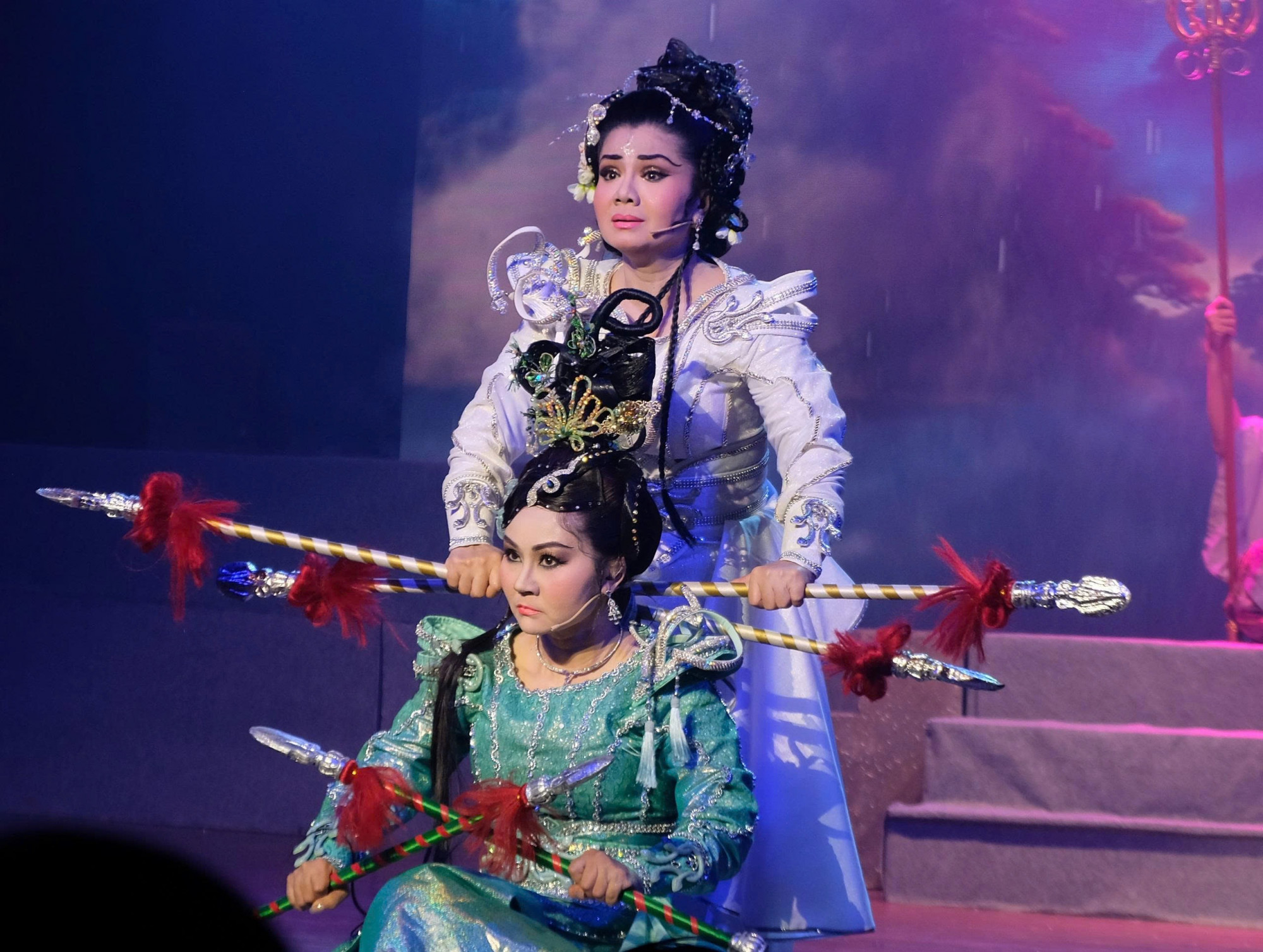 Không dủ sức khoẻ để hát, NSUT Tú Sương thú nhận với khán giả cô được chị họ là nghệ sĩ Trinh Trinh hát lót phía sau hậu trường. Ảnh: Linh Đoan