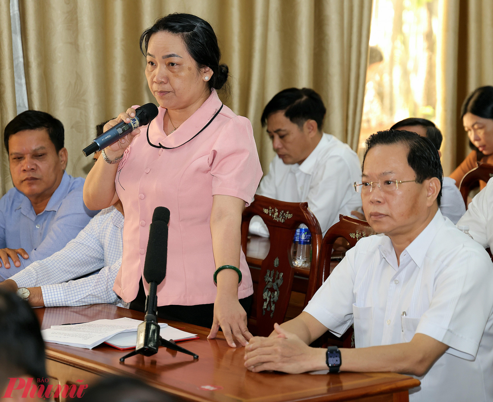 Cử tri kiến nghị tại buổi tiếp xúc... Ảnh: Trung Phạm
