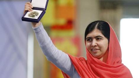 Malana Yousafzai nhận Giải thưởng Nhân quyền của Liên minh Châu Âu, năm 2013 Ảnh: Malana Yousafzai