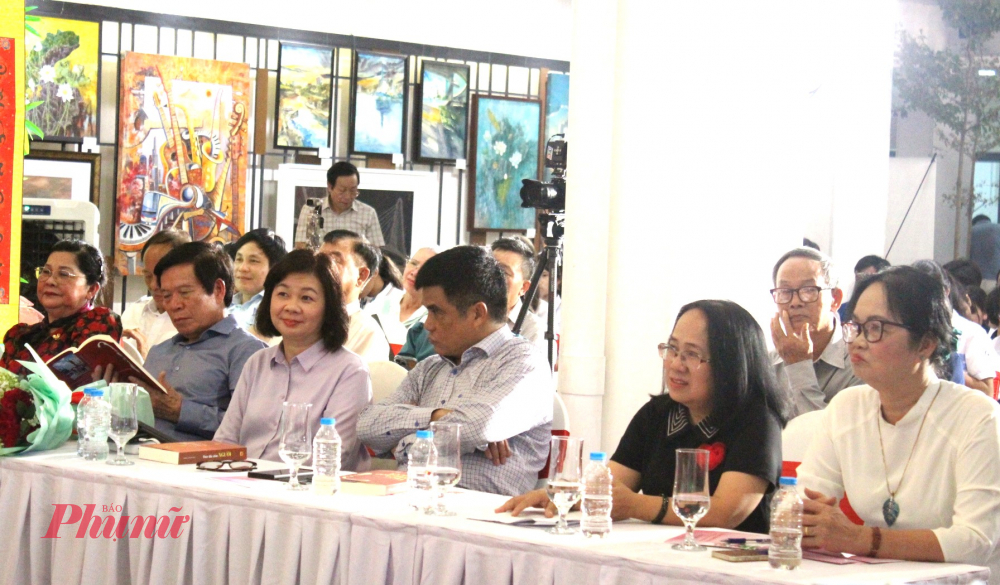 Tham dự chương trình có đồng chí Đinh Thị Thanh Thủy, Phó Trưởng Ban Tuyên giáo và Dân vận Thành ủy TPHCM cùng các khách mời: Nhà văn Bùi Anh Tấn, Phó Chủ tịch Liên hiệp các hội VHNT TPHCM, Phó Chủ tịch Hội Nhà văn TPHCM; nhà văn Trịnh Bích Ngân, Chủ tịch Hội Nhà văn TPHCM; Nhà báo Lý Việt Trung, Tổng Biên tập Báo Phụ nữ TPHCM; Đại tá, nhà văn Trần Thế Tuyển, nguyên Tổng Biên tập Báo Sài Gòn Giải Phóng.