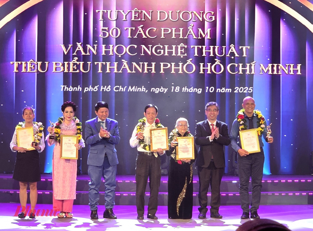 - Xin kính mời đại diện tác phẩm “Mẹ con ngày gặp mặt (Ảnh đơn)”. Tác giả: Lâm Hồng Long. - Xin kính mời đại diện tác phẩm “Ảnh thời chiến (Sách ảnh)”. Tác giả: Lâm Tấn Tài.  - Xin kính mời đại diện tác phẩm “Bí thư Võ Văn Kiệt trao cờ xuất quân cho tuổi trẻ Thành phố Hồ Chí Minh (Ảnh đơn)”. Tác giả: Thiên Điểu - Xin kính mời đại diện tác phẩm “Sài Gòn ngoan cường (Sách ảnh)”. Tác giả: Nguyễn Á - Xin kính mời đại diện tác phẩm “Vượt qua bóng tối (Sách ảnh)”. Tác giả: Trần Thế Phong
