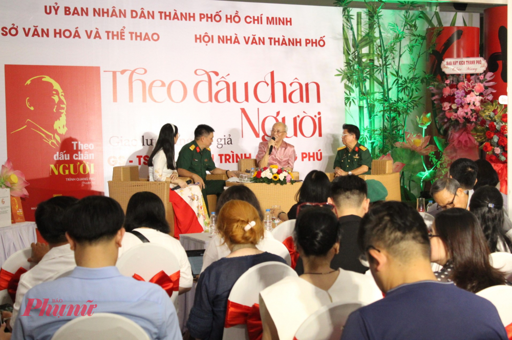 Tác giả Trình Quang Phú giáo lưu về truyện ký Theo dấu chân Người trong khuôn khổ chuỗi hoạt động Những ngày Văn học, nghệ thuật TPHCM - Ảnh: Ngọc Tuyết