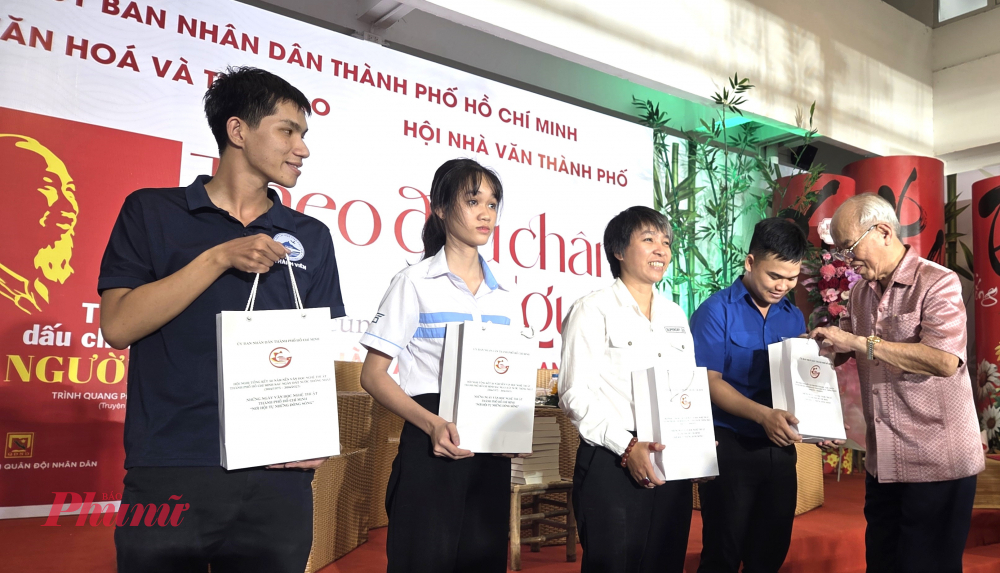 Giáo sư - tiến sĩ Trình Quang Phú tặng sách cho một số trường học - Ảnh: Ngọc Tuyết