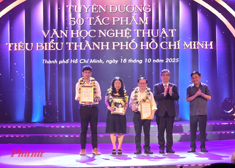 - Xin kính mời đại diện tác phẩm “Quê hương Địa Đạo (Truyện và ký)”. Tác giả: Nhà văn Viễn Phương (1928 – 2005). - Xin kính mời đại diện tác phẩm “Bàn thờ tổ của một cô đào (Truyện ngắn)”. Tác giả: Nhà văn Nguyễn Quang Sáng (1932 – 2014). - Xin kính mời đại diện tác phẩm “Ở R – chuyện kể sau 50 năm”. Tác giả: Nhà văn Lê Văn Thảo (1939 – 2016). - Xin kính mời đại diện tác phẩm “Mắt biếc (Tiểu thuyết)”. Tác giả: Nhà văn Nguyễn Nhật Ánh. - Xin kính mời đại diện tác phẩm “Thì thầm với dòng sông (tập thơ)”. Tác giả: Nhà thơ Hoài Vũ.