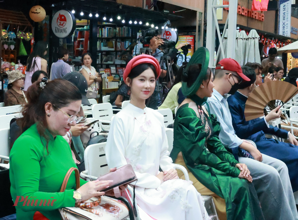 Bạn trẻ Việt Nam đằm thắm trong tà áo dài 