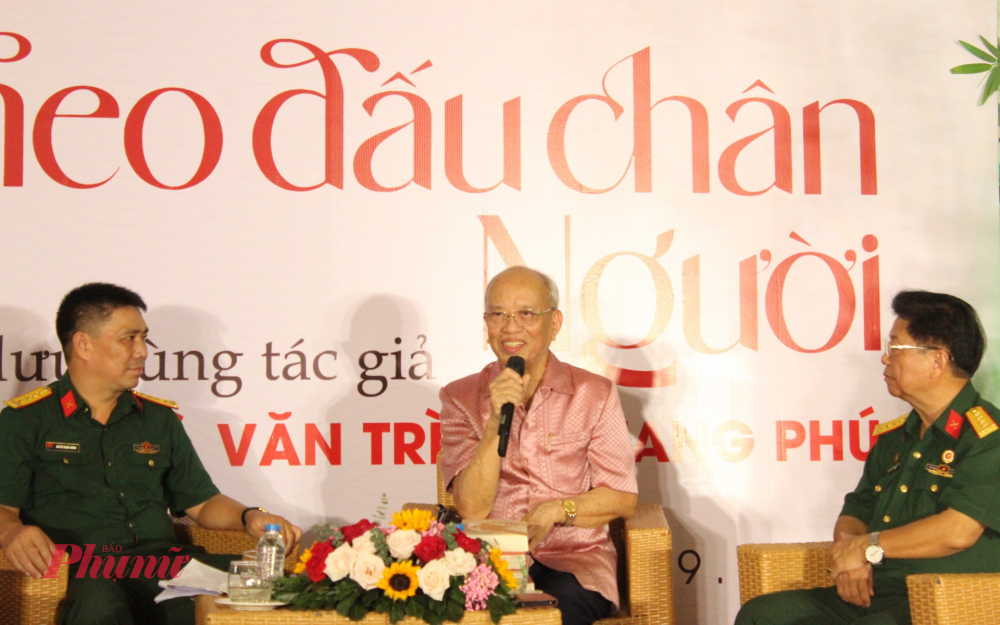 Đại tá Nguyễn Mạnh Cương, nhà văn Trình Quang Phú và đại tá Trần Thế Tuyển tại buổi giao lưu - Ảnh: Ngọc Tuyết