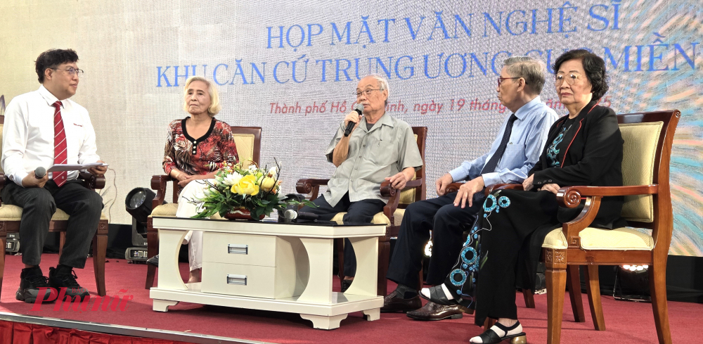 Nhà thơ Trần Thị Thắng, nhà thơ Lê Quang Trang, nhạc sĩ Phạm Minh Tuấn và nghệ sĩ Hồng Cúc