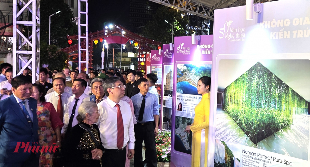 Chủ tịch UBMTTQ Việt Nam TPHCM Nguyễn Phước Lộc dẫn đầu đoàn đại biểu tham quan các không gian triển lãm