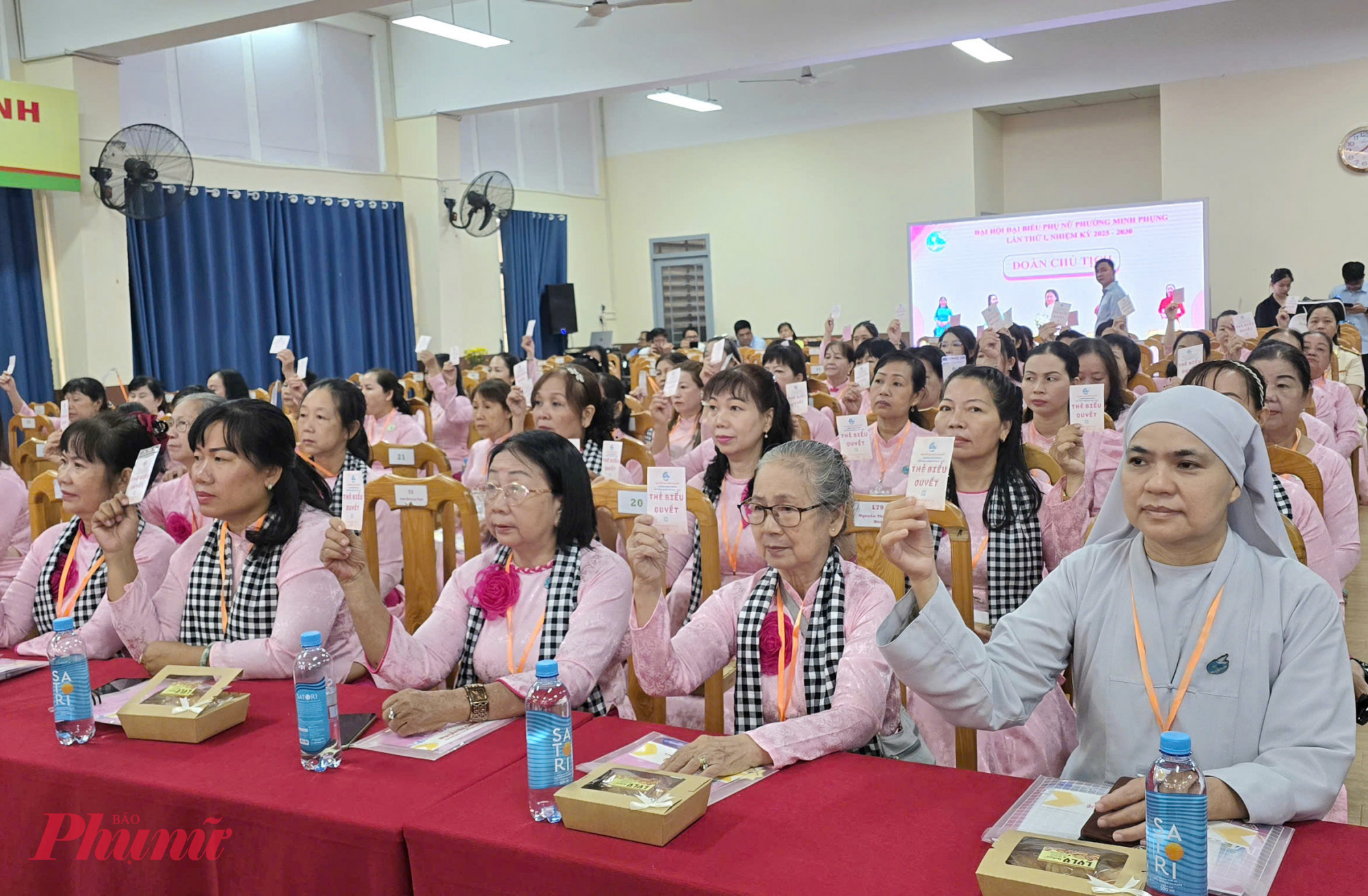 Các đại biểu biểu quyết thông qua nội dung tại Đại hội - Ảnh: Song An 