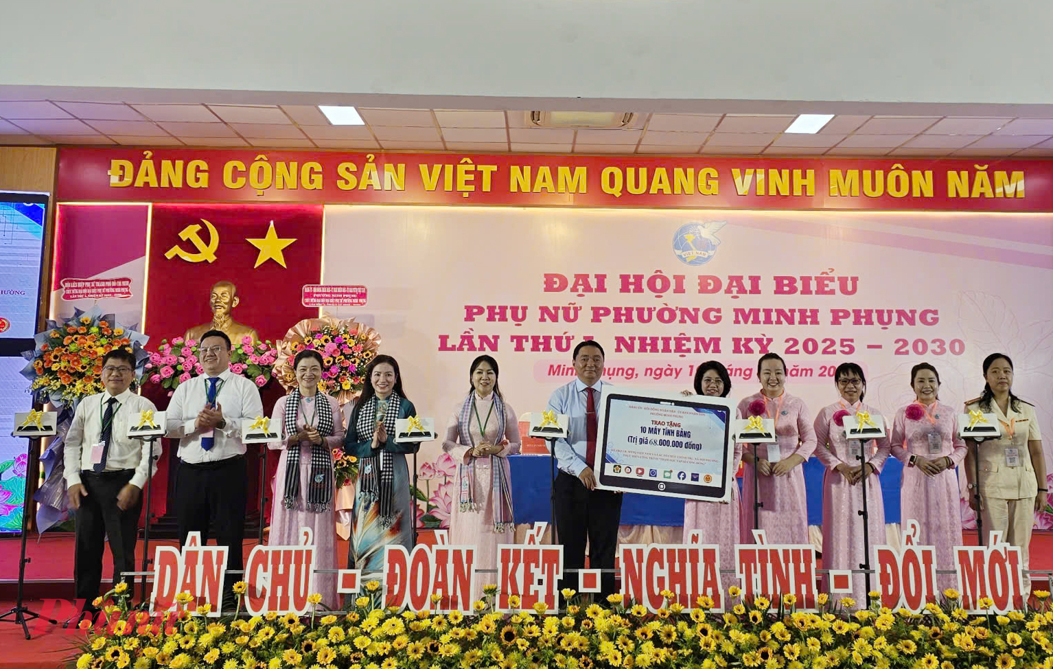 Nhân dịp này, Đảng ủy - HĐND - UBND và Ủy ban MTTQ Việt Nam phường Minh Phụng đã trao tặng Hội LHPN phường 10 máy tính bảng, hỗ trợ các hoạt động chuyển đổi số, thực hiện phong trào Bình dân học vụ số.