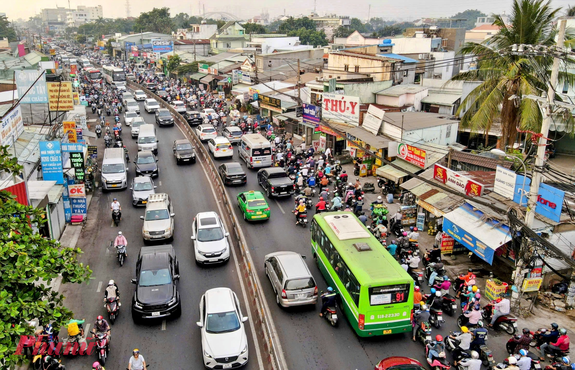 Khi nghe tin TPHCM sắp mở rộng Quốc lộ 13, nhiều người dân ngạc nhiên, phấn khởi hơn vì dự án này sẽ “mở đường thoát” kẹt xe cho cửa ngõ Đông Bắc của thành phố. 