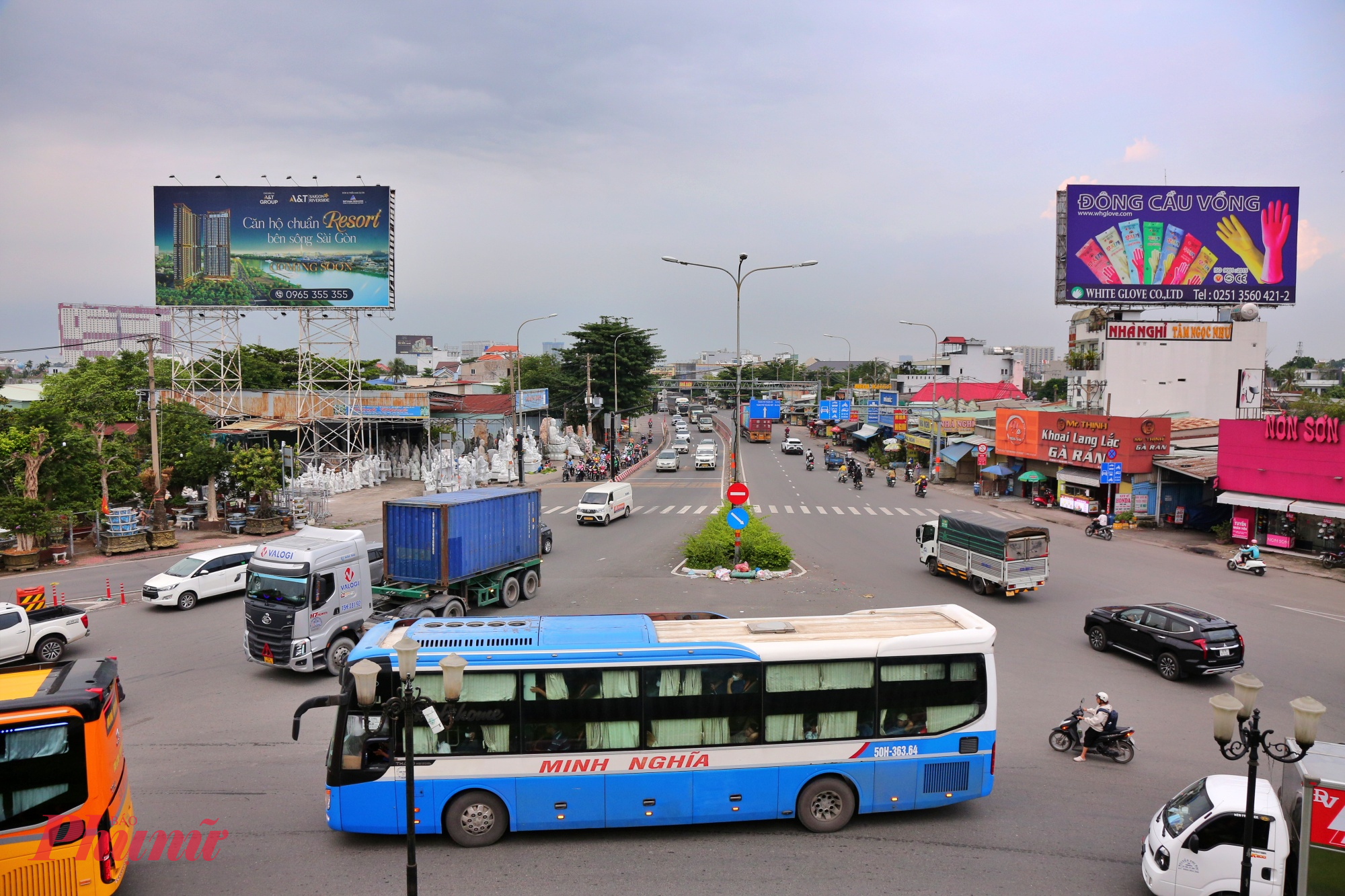 Đặc biệt, dự án sẽ xây dựng đoạn đường trên cao dài 3,2km (4 làn xe, tốc độ 60km/h) cùng hệ thống đường song hành hai bên để tách luồng phương tiện, giảm xung đột và xử lý tình trạng quá tải nhiều năm qua.
