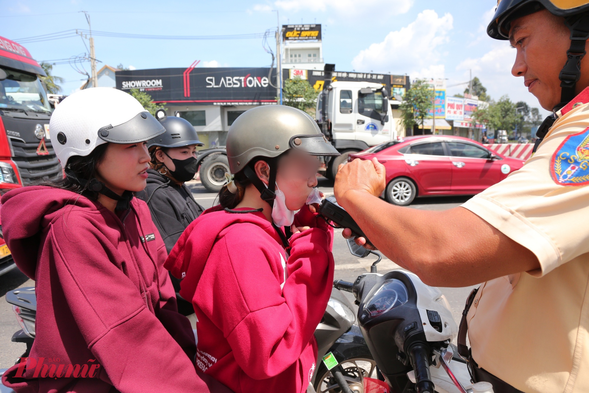 Việc kiểm tra nồng độ cồn được thực hiện với tất cả người dân, không chỉ nam mà cả nữ giới cũng 