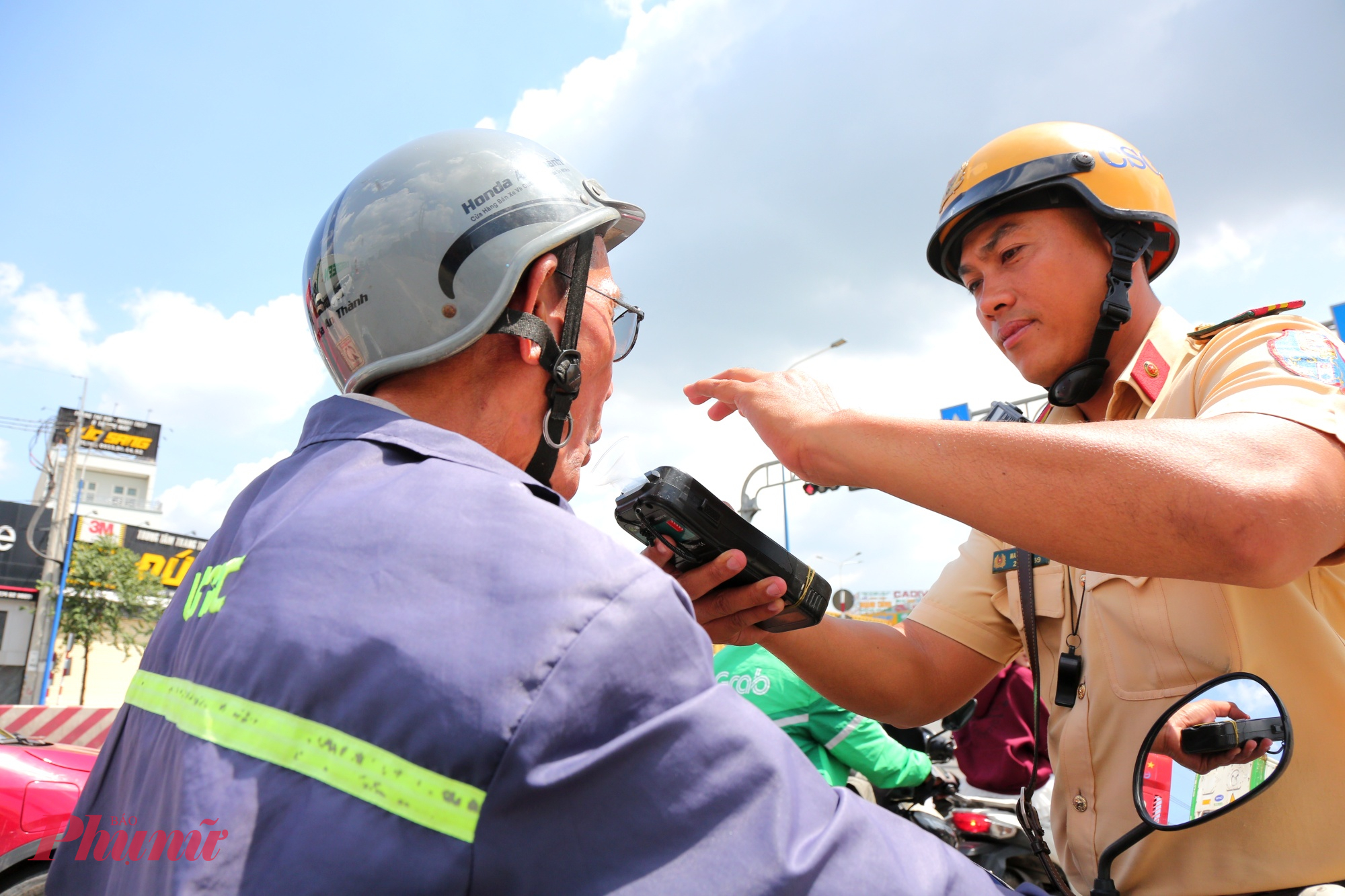 Từ người trẻ đến giờ, nam đến nữ giới đều được CSGT kiểm tra kỹ để tránh 