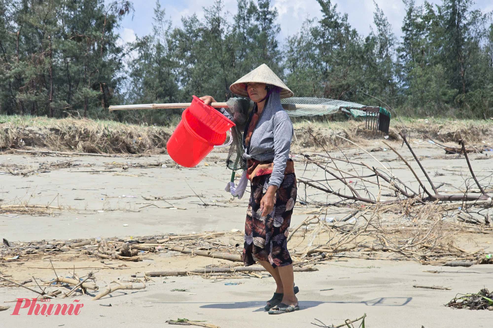 Khi trời còn nhá nhem sáng, nhiều người phụ nữ ở làng biển xã Đan Hải (tỉnh Hà Tĩnh) đã nối nhau tiến ra biển. Họ mang theo bắt đầu một ngày mưu sinh theo con nước thủy triều với hành trang quen thuộc là chiếc cào tự chế dài khoảng 2m, túi lưới, chậu nhựa và chai nước giải khát.
