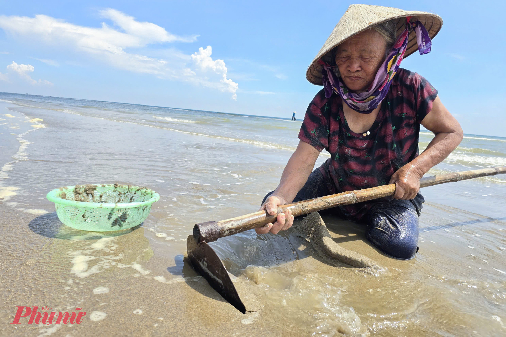 Không đủ sức lội xuống nước, bà Nguyên Thị Ngoan (75 tuổi, trú xã Đan Hải) chọn cào ngao trên bãi cát. “Ai còn sức khoẻ xuống nước cào thì được nhiều hơn. Tôi cào trên này buổi cũng chỉ được vài kg đủ ăn qua ngày” - bà nói.