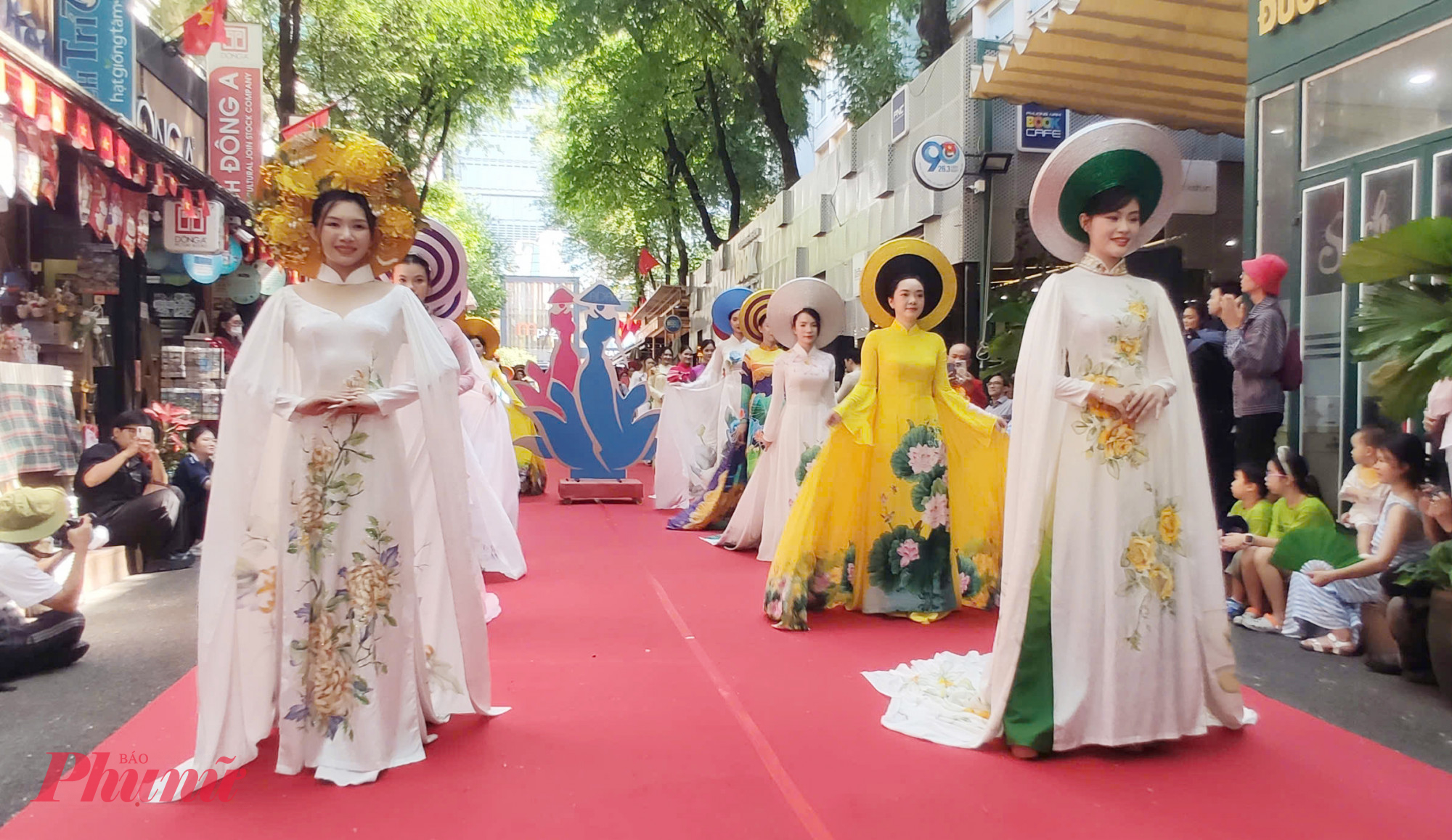 Ngày hội thêm phần dặc sắc với phần giới thiệu các mẫu thiết kế “Áo dài tri ân” cho các nghệ nhân và các nhà thiết kế áo dài