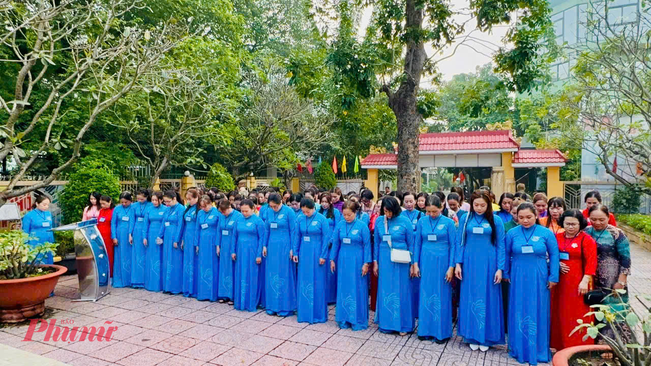 Trước khi vào đại hội, đoàn đại biểu đã đến viếng, dâng hương tại nhà bia ghi danh liệt sĩ phường Bình Tân - Ảnh: Hội LHPN phường Bình Tân