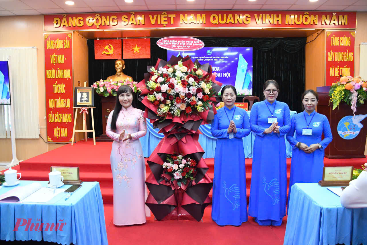 Bà Trịnh Thị Thanh – Phó chủ tịch thường trực Hội LHPN TPHCM (bìa trái) tặng hoa chúc mừng đại hội - Ảnh: Hội LHPN phường Bình Tân