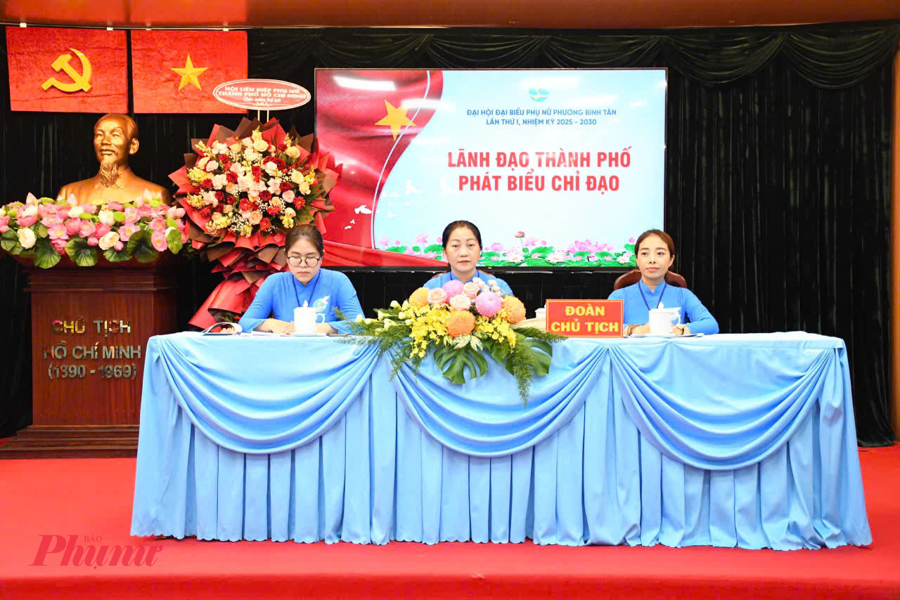 Đoàn chủ tịch đại hội làm việc - Ảnh: Hội LHPN phường Bình Tân 