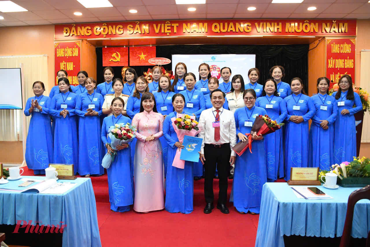 Ban chấp hành Hội LHPN phường Bình Tân, nhiệm kỳ 2025 – 2030 nhận hoa chúc mừng và ra mắt đại hội - Ảnh: Hội LHPN phường Bình Tân