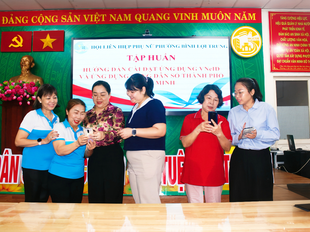 Hội góp sức mang tri thức số đến mọi người, mọi nhà Hội LHPN phường Bình Lợi Trung tổ chức tập huấn về công nghệ số cho các “đại sứ kết nối số”