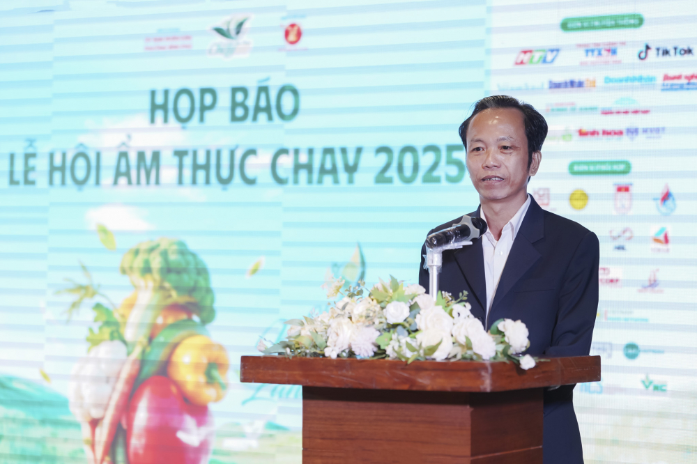 Ông Nguyễn Tấn Việt thông tin tại buổi họp báo Lễ hội ẩm thực chay năm 2025. Ảnh: Phú Thọ