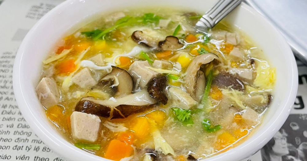 Không gì dễ chịu hơn một chén súp gà nóng hổi khi tiết trời giao mùa. Thịt gà mềm, ngọt tự nhiên hòa quyện với nấm hương, nấm mỡ tạo nên hương thơm thanh dịu, giúp cơ thể ấm lên và tăng sức đề kháng. Món súp này còn bổ sung lượng đạm và khoáng chất cần thiết, rất phù hợp cho người mới ốm dậy hoặc cần phục hồi năng lượng.