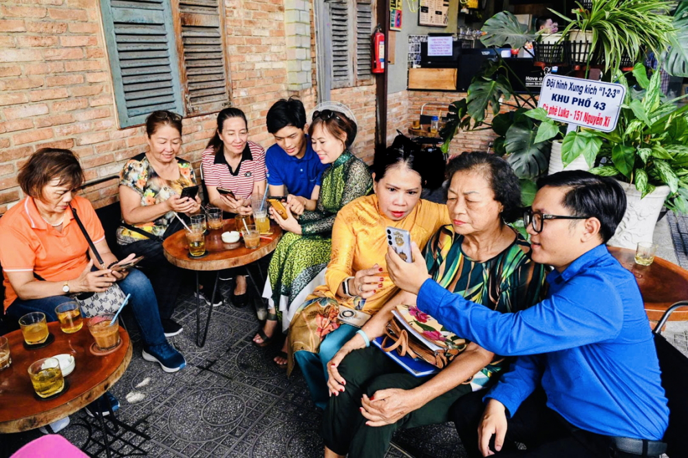Hội góp sức mang tri thức số đến mọi người, mọi nhà Lớp chuyển đổi số tại quán cà phê Luka trên đường Nguyễn Xí, phường Bình Thạnh thu hút đông đảo người dân đến học tập