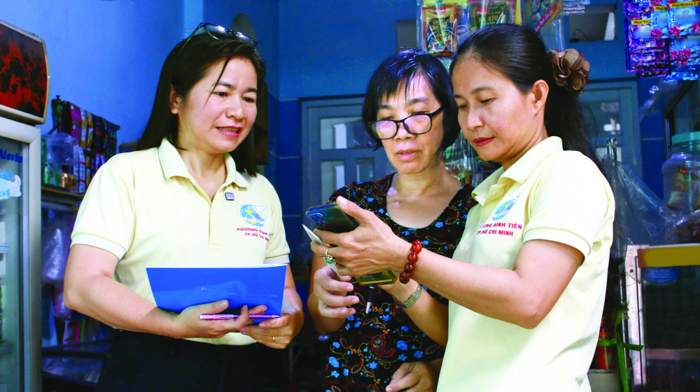 Hội góp sức mang tri thức số đến mọi người, mọi nhà Thành viên “Tổ tình nguyện cập nhật tri thức số” của Hội LHPN phường Bình Tiên, TPHCM đến tận nhà người dân hướng dẫn kiến thức số ẢNH: NGỌC TRĂM