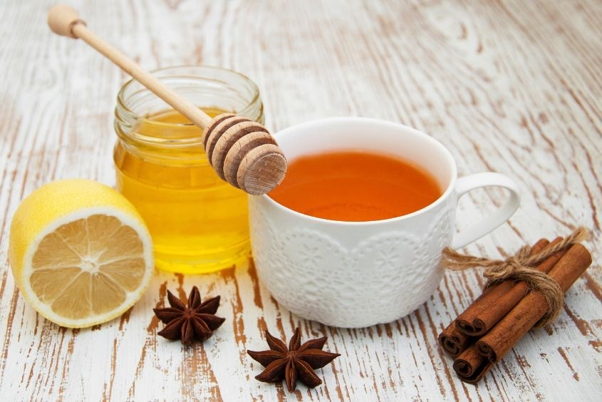 Trà mật ong quế là thức uống ấm giúp tăng cường miễn dịch và lưu thông máu. Quế có đặc tính kháng khuẩn, chống viêm, hỗ trợ ổn định đường huyết và giảm cholesterol xấu, trong khi mật ong cung cấp chất chống oxy hóa và năng lượng tự nhiên. Sự kết hợp này giúp làm ấm cơ thể, giảm cảm lạnh và mệt mỏi. Uống đều đặn vào buổi sáng hoặc tối giúp thư giãn và bảo vệ sức khỏe tim mạch