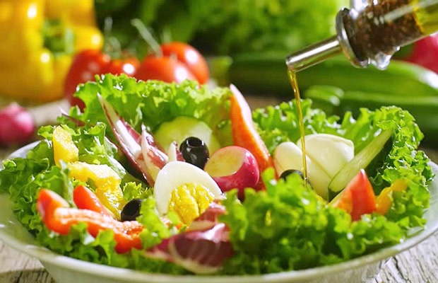 Salad sốt mật ong - dầu ô liu Sử dụng mật ong trong nước sốt thay cho đường tinh luyện giúp tạo vị ngọt tự nhiên và bổ sung các hợp chất chống oxy hóa, kháng viêm như flavonoid và axit phenolic. Dầu ô liu cung cấp chất béo tốt cho tim mạch, hỗ trợ hấp thu vitamin A, D, E, K từ rau xanh. Sự kết hợp này khiến salad vừa ngon miệng vừa bổ dưỡng, giúp hỗ trợ tiêu hóa và kiểm soát cân nặng hiệu quả