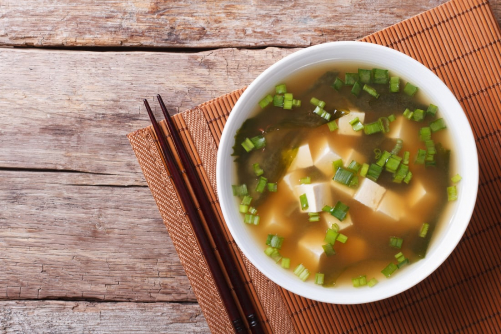 Súp miso được nấu từ nước dùng cá bào hoặc rong biển kombu, kết hợp với đậu hũ và hành lá. Món ăn giản dị nhưng giàu chất chống oxy hóa, giúp cân bằng hệ tiêu hóa nhờ men vi sinh tự nhiên trong tương miso. Đây là lựa chọn lý tưởng cho những sáng se lạnh hoặc những ngày cơ thể cần được “reset” nhẹ nhàng.