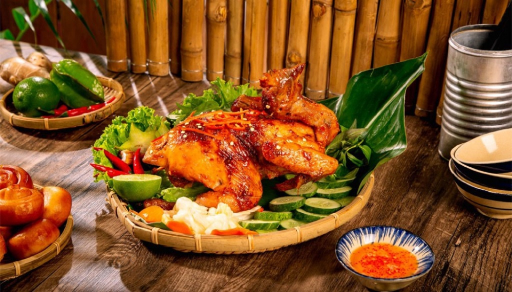 Gà hoặc cá nướng mật ong là món ăn giàu protein, cung cấp năng lượng và giúp tái tạo cơ bắp. Mật ong tạo vị ngọt tự nhiên, đồng thời bổ sung các hợp chất chống oxy hóa, hỗ trợ tiêu hóa và tăng hương vị món ăn. Khi kết hợp với thịt nạc hoặc cá giàu omega-3, món ăn giúp tốt cho tim mạch và sức khỏe tổng thể. Đây là lựa chọn lành mạnh, ít đường tinh luyện và phù hợp cho bữa ăn cân đối