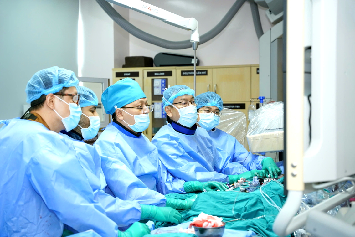 Các bác sĩ  Bệnh viện Đại học y dược TPHCM thực hiện ca phẫu thuật thay van động mạch chủ cho bệnh nhân lớn tuổi - ẢNH: M.T.