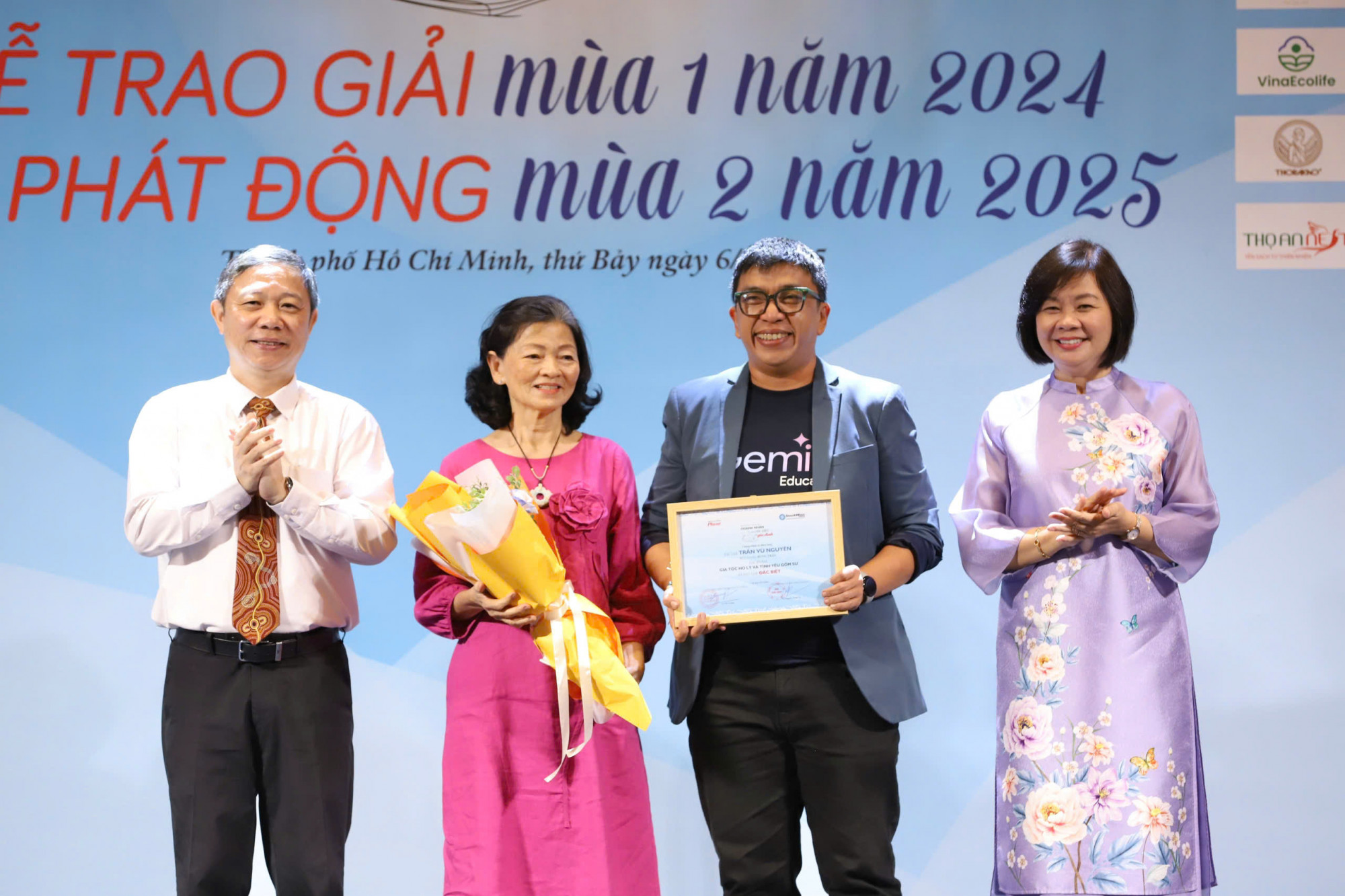 Bà Lý Việt Trung - Tổng biên tập Báo Phụ nữ TPHCM trao giải cho tác giả đoạt giải nhất cuộc thi Doanh nhân với chữ hiếu và gia đình lần thứ nhất - Ảnh: Thành Lâm