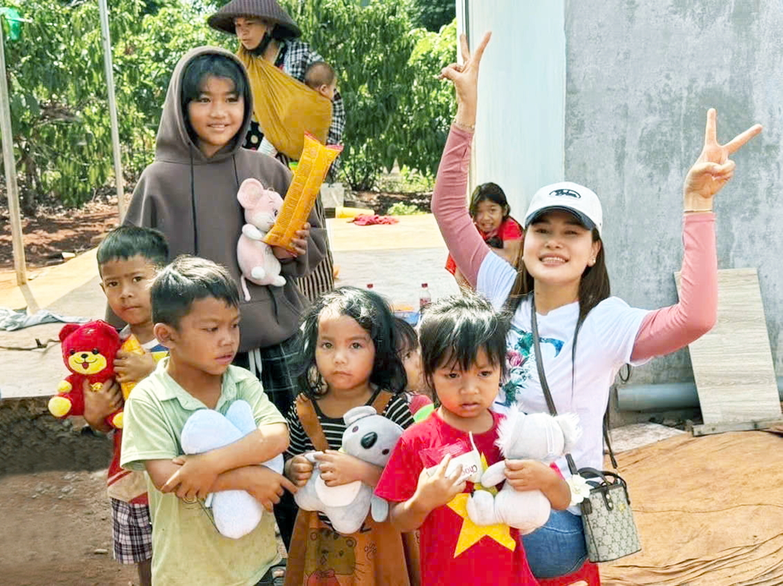 Chuyên đề Phụ nữ đa vai nhưng không quá tải: Đam mê công việc, thấu hiểu bản thân Chị Xuân Đào (bìa phải) trong một chuyến thiện nguyện - Ảnh do nhân vật cung cấp