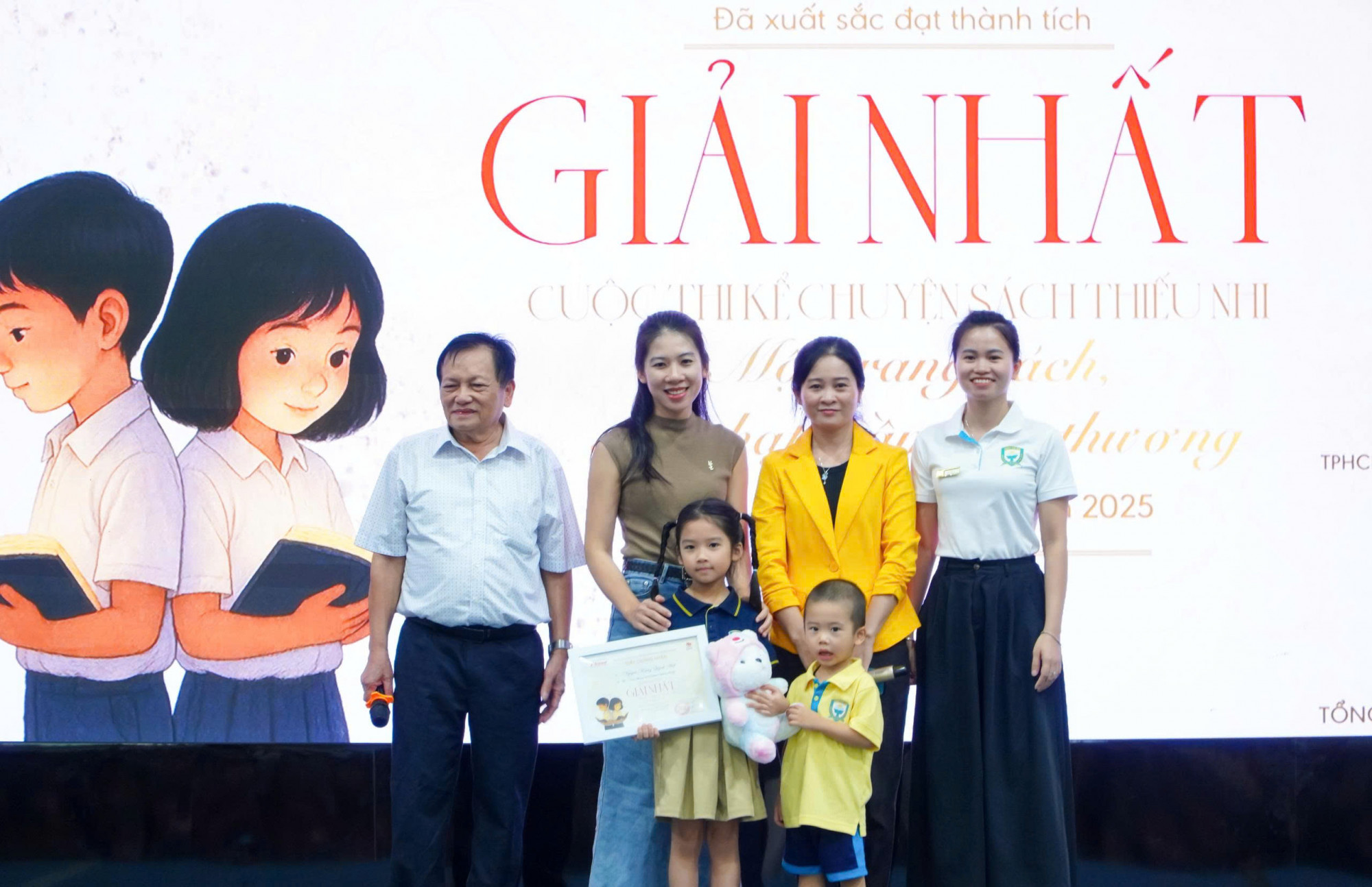 Gia đình Quỳnh Anh và cô giáo chủ nhiệm cùng đón nhận niềm vui với cháu. Ảnh: X.T.Đ