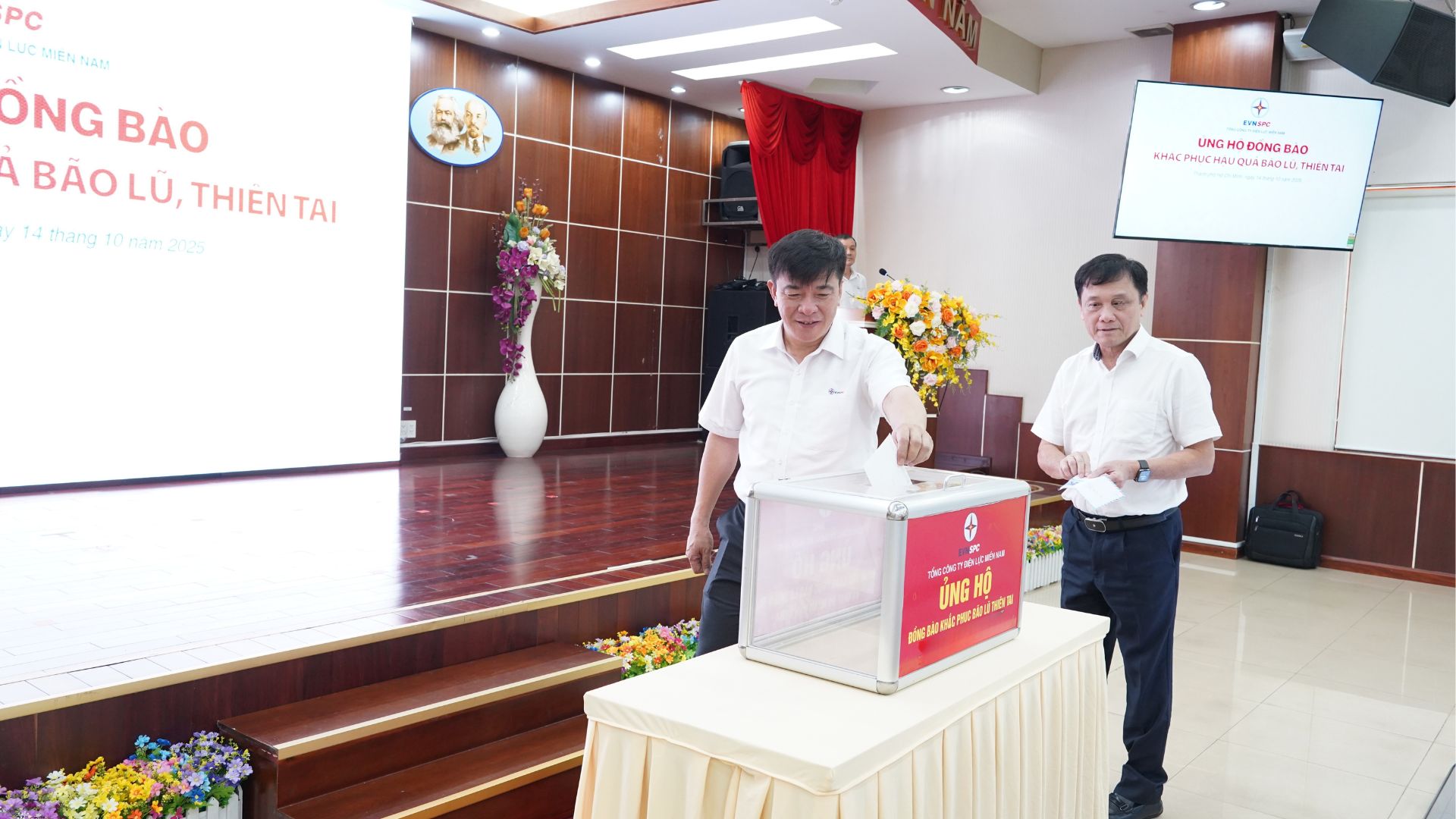 Chủ tịch HĐTV EVNSPC Lê Văn Trang và Tổng giám đốc Nguyễn Phước Đức ủng hộ đồng bào khắc phục hậu quả bão lũ, thiên tai