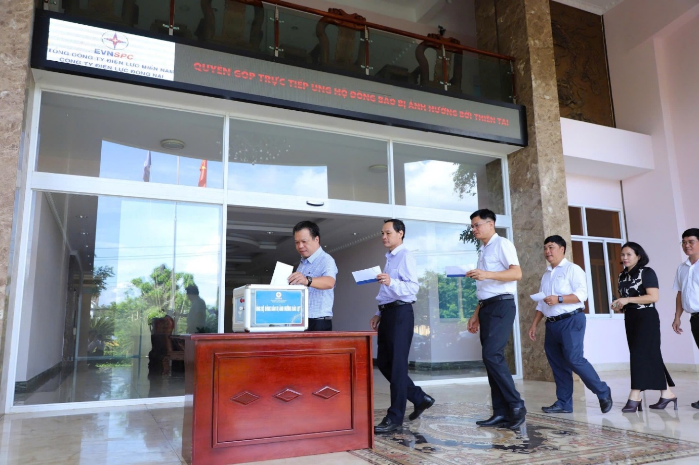 Hưởng ứng chương trình EVNSPC phát động, CBCNV Công ty Điện lực Đồng Nai ủng hộ đồng bào khắc phục hậu quả bão lũ, thiên tai - Ảnh: EVNSPC