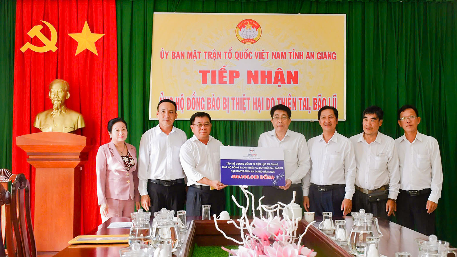 Lãnh đạo Công ty Điện lực An Giang trao bảng tượng trưng kinh phí hỗ trợ đồng bào bị thiệt hại do thiên tai, bão lũ tại Ủy ban MTTQ Việt Nam tỉnh An Giang - Ảnh: EVNSPC